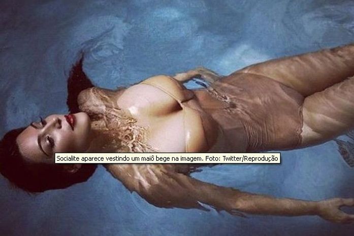 No Twitter, Kim Kardashian posta foto boiando em piscina