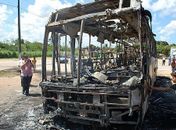 Ônibus ficou carbonizado em ato de vandalismo de motoqueiros