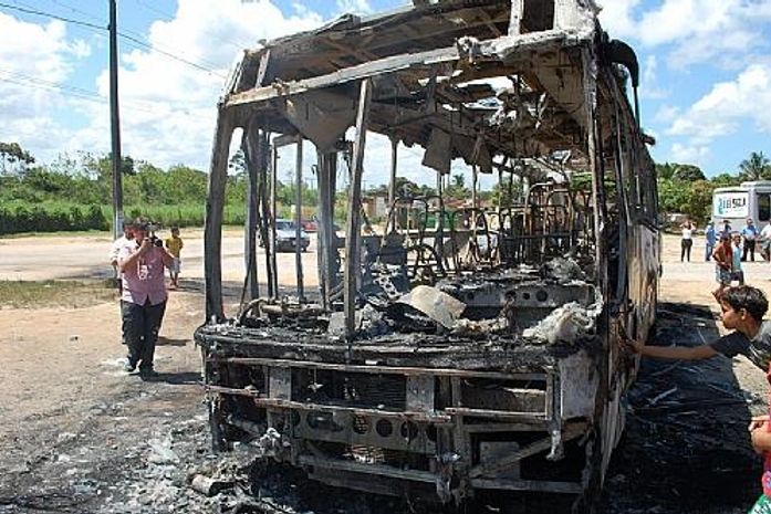 Ônibus ficou carbonizado em ato de vandalismo de motoqueiros