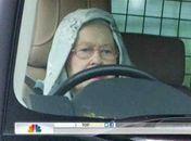 Rainha Elizabeth II é flagrada dirigindo com capuz