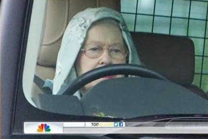 Rainha Elizabeth II é flagrada dirigindo com capuz
