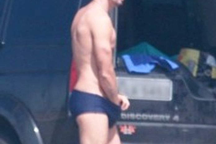 Sem vergonha, Cauã Reymond dá ajeitada indiscreta na sunga antes de surfar