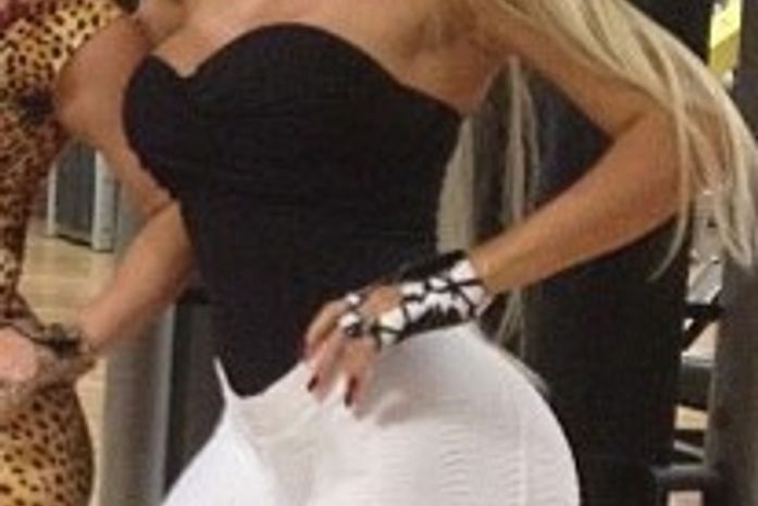 Dona de bumbum gigante, Andréa de Andrade malha de tomara que caia