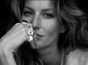 A Top brasileira Gisele Bündchen mostra sardas em campanha de joias