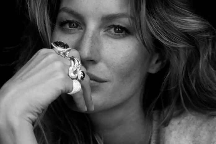 A Top brasileira Gisele Bündchen mostra sardas em campanha de joias