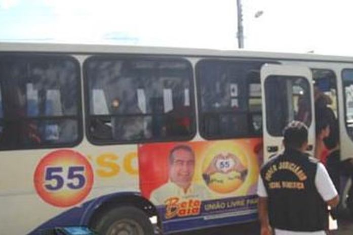 Ônibus foi levado até a Delegacia