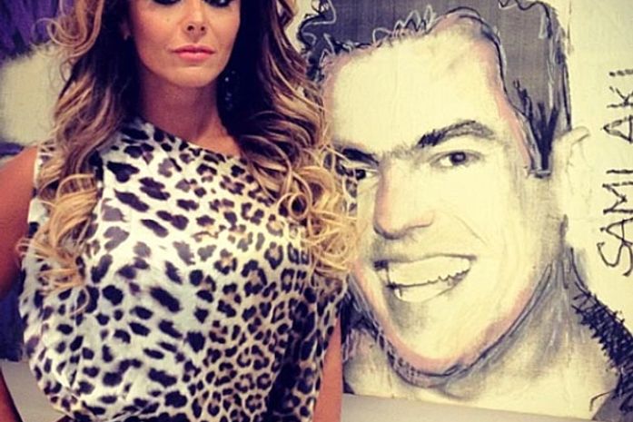 Viviane Araújo cuida do visual no salão de Marco Antônio Di Biaggi (Foto: Twitter/Reprodução)