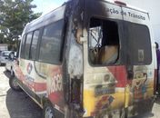Carro da SMTT depredado e queimado.