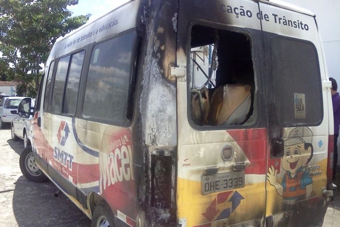 Carro da SMTT depredado e queimado.