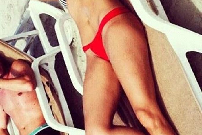 Adriane Galisteu posa de biquíni: 'Pra onde tenha sol, é pra lá que eu vou'