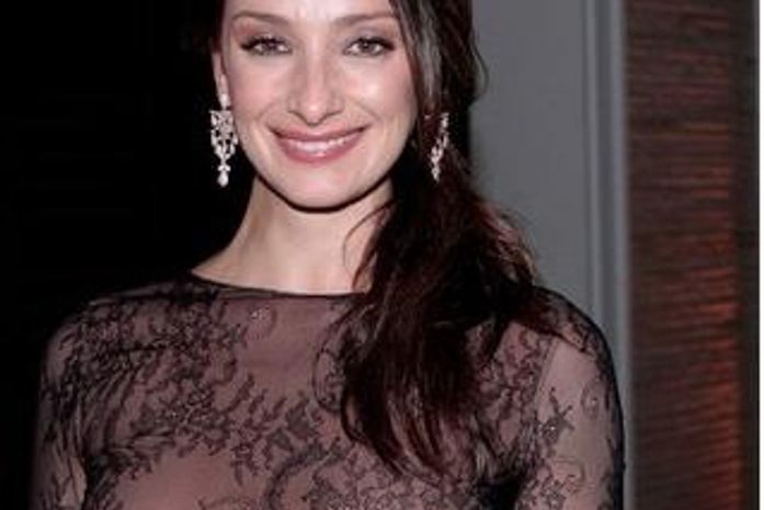 Com vestido ousado, Sabrina Parlatore deixa seio à mostra em festa