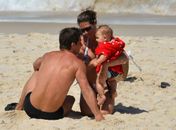 Mário Frias se machuca no futevôlei e é paparicado pela mulher e a filha