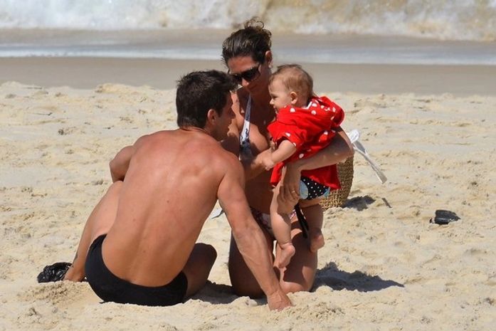 Mário Frias se machuca no futevôlei e é paparicado pela mulher e a filha