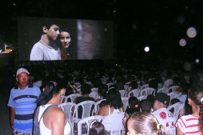 Cinema ao ar livre atrai mais de 800 pessoas na Orla de Maragogi