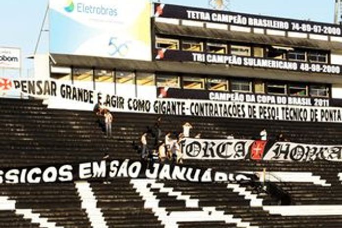 Torcida do Vasco protesta em treino e pede reforços