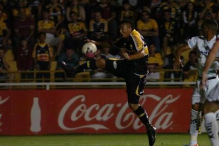 Criciúma vence com gol polêmico do alagoano Zé Carlos