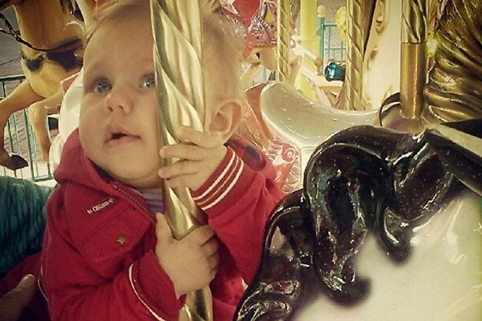 Carolinie posta foto fofa de Bruna Luz no carrossel