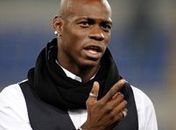 Cirurgia de miopia afastará Balotelli dos gramados