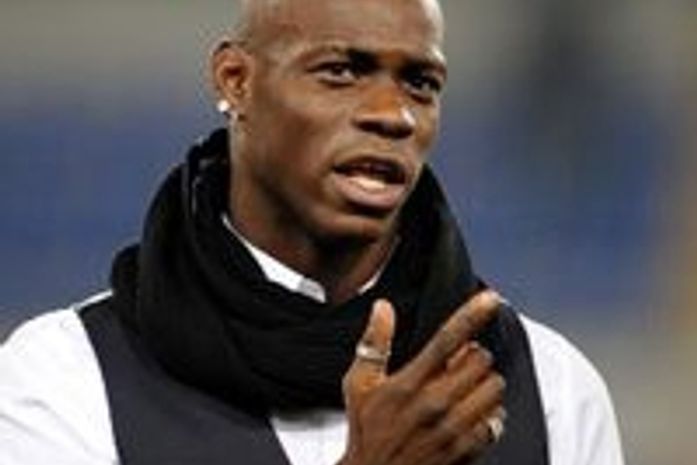 Cirurgia de miopia afastará Balotelli dos gramados