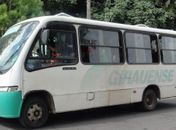Ônibus é assaltado e passageiros são mantidos reféns