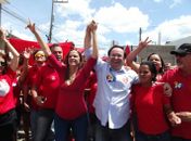 Aurelia e Luciano Barbosa puxando a caminhada do vermelho