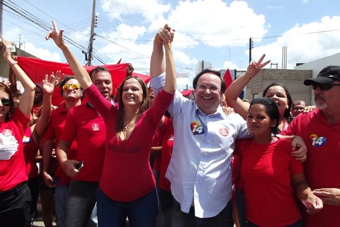 Aurelia e Luciano Barbosa puxando a caminhada do vermelho