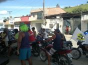 Motoqueiros aguardam para receber   os vales de combustíveis