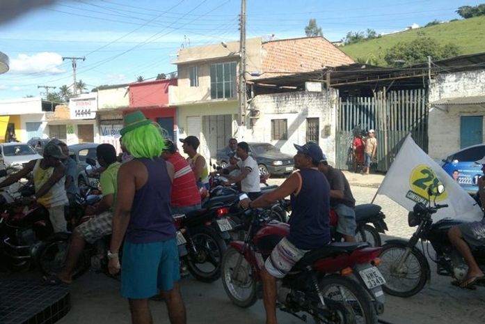 Motoqueiros aguardam para receber os vales de combustíveis
