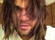 Dani Alves aparece ‘cabeludo’ e pede: “aproveite a vida”