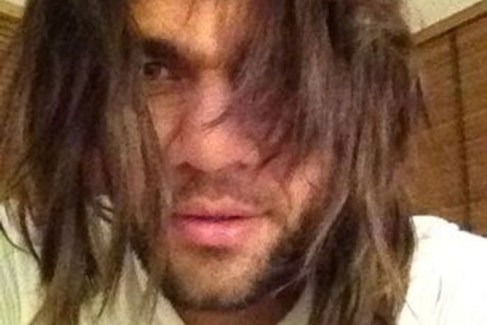 Dani Alves aparece ‘cabeludo’ e pede: “aproveite a vida”