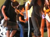 Victoria Beckham 'desce do salto' para pegar filho na aula de tênis