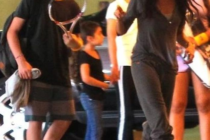 Victoria Beckham 'desce do salto' para pegar filho na aula de tênis