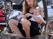Luana Piovani aproveita o domingo e passeia com a família no Rio