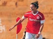 Forlán desencanta, faz dois e Inter goleia o Flamengo