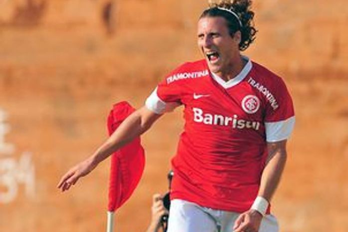 Forlán desencanta, faz dois e Inter goleia o Flamengo