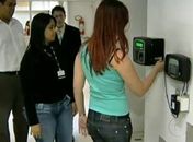 Aparelho vai imprimir comprovante a cada 'batida'
de ponto. (Foto: Reprodução/TV Globo)