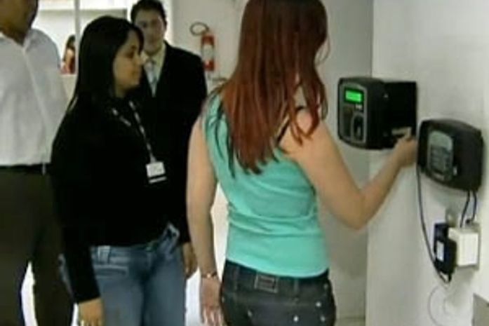 Aparelho vai imprimir comprovante a cada 'batida'
de ponto. (Foto: Reprodução/TV Globo)