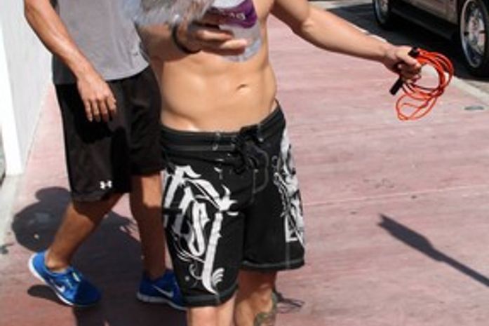 Namorado de Jennifer Lopez perde a cabeça e joga água em paparazzo