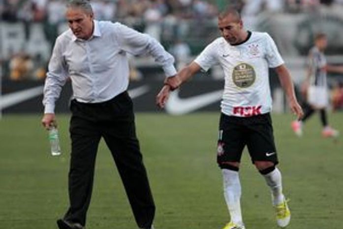 Sheik deixa o gramado xingando árbitro: 'Safado e ladrão'