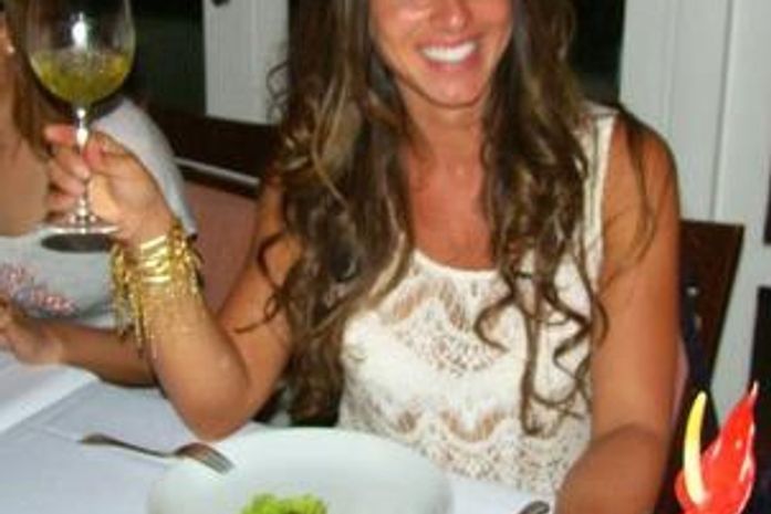 Nicole Bahls vai a restaurante com amigos e come... uma folha de alface!