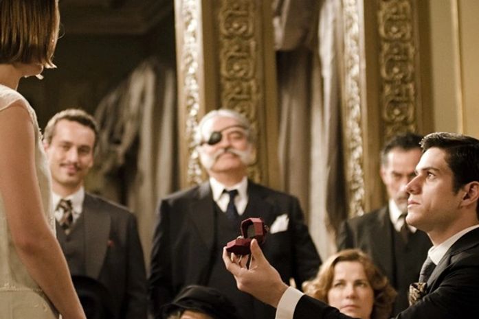 Para esquecer Lindinalva, Juvenal se ajoelha e pede Gerusa em casamento