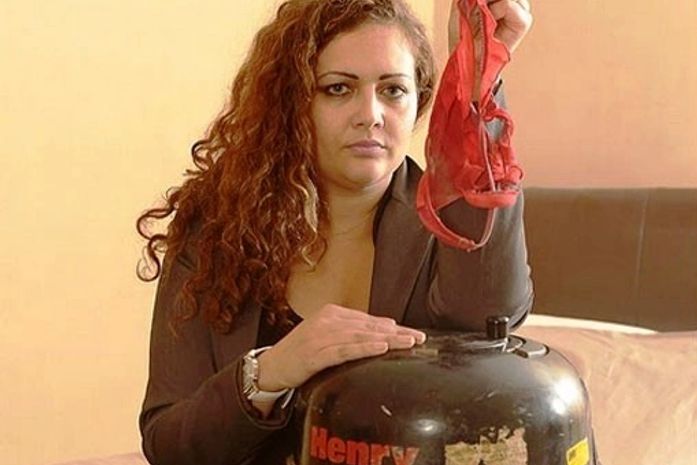 Melissa enconrou calcinha de amante do namorado dentro de aspirador de pó 