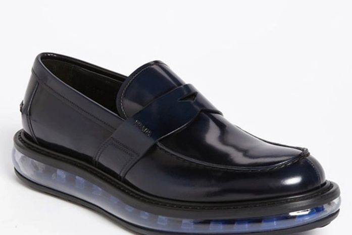 Famosos sapatos masculinos da Prada chegam ao Brasil