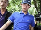 Herdeiro da Red Bull é levado por policial após acidente com sua Ferrari que deixou um morto 