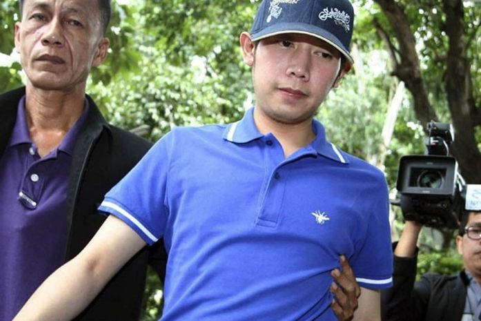 Herdeiro da Red Bull é levado por policial após acidente com sua Ferrari que deixou um morto