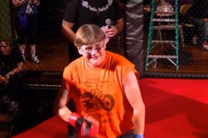 Mulher de 61 anos se aventura no MMA
