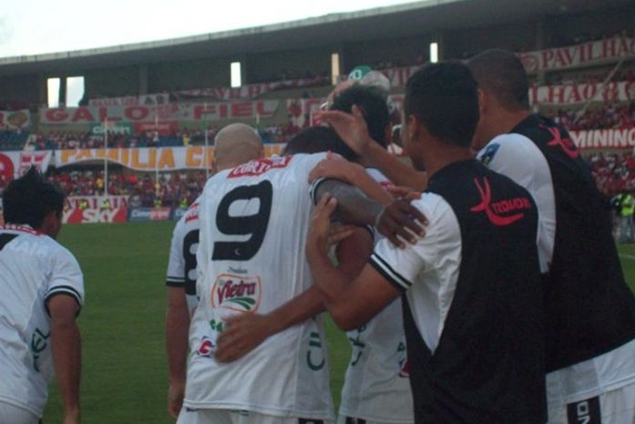 Jogadores do ASA comemoram gol alvinegro