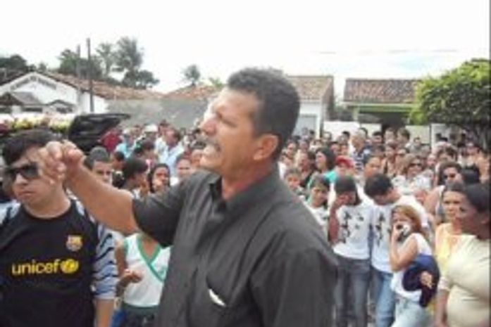 Durante sepultamento da filha, pai faz desabafo em Penedo