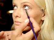 Veja truques para iluminar a pele, corrigir imperfeições e afinar traços