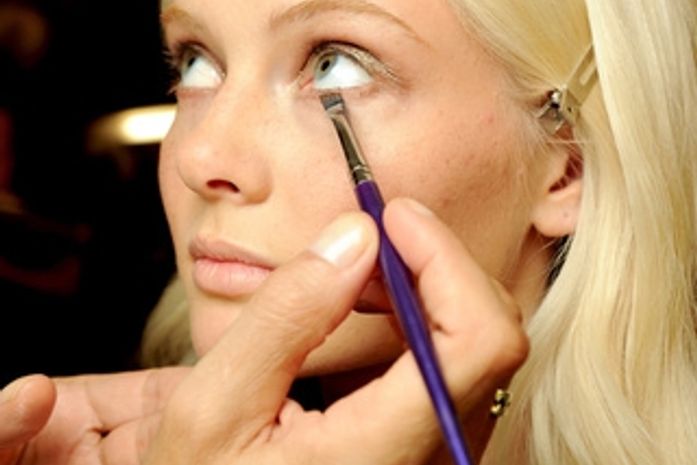 Veja truques para iluminar a pele, corrigir imperfeições e afinar traços